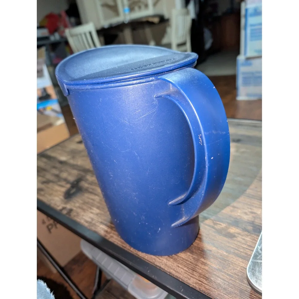 Tupperware Pitcher With Lid Blue Plastic Beverage Drink Carafe used condition D1
